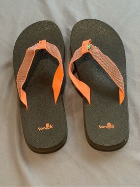 Sanuk Womens Black and Coral Flip Flops 8